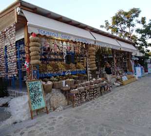 Viele Geschäfte an der Hauptstraße