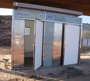 Wc und Kneipe am Strand ca.500m