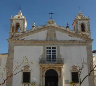 Blick vom Praça Infante Dom Henrique zur Kirche