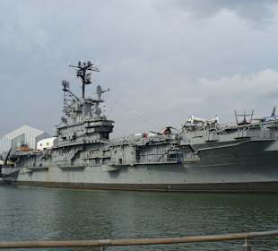 Die USS Intrepid im Hudson River