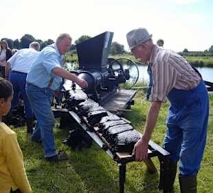 Torfstücke werden geschnitten !