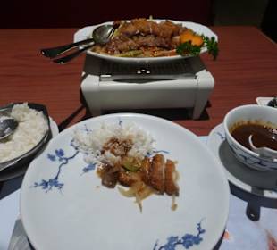 Ente Shanghai-Art mit Gemüse, pikanter Soße, Reis