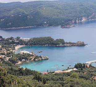 Paleokastritsa  widziana  ze  wsi  Lakones