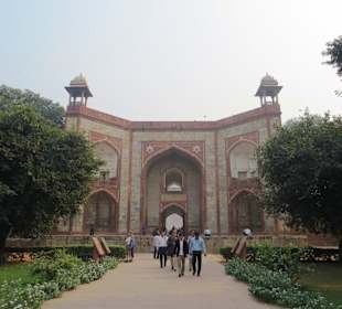 Tor auf dem Weg zum Grabmal