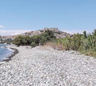 Blick vom Steinstrand auf die Stadt