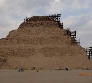 Nekropole von Sakkara mit Djoser- und Gizeh-Pyramiden