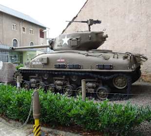 Panzer vor dem Museum für Militärgeschichte