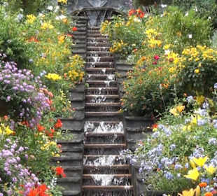 Italienische Blumen-Wassertreppe