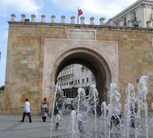 Tor und Springbrunnen vor der Medina