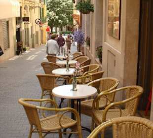 Sitzplatz in der schmalen Strasse Costa Pols