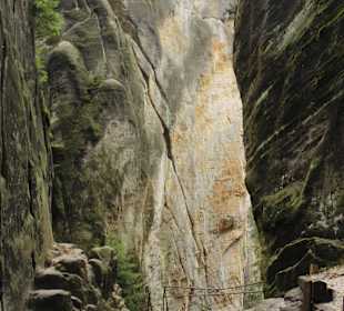 Droga w skalnym mieście