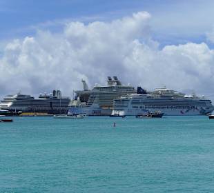 Blick auf die Kreuzfahrtschiffe