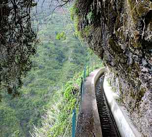 Links geht´s steil runter - aber gesichert