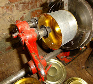 Dosenbefüllung im Schlachtereimuseum