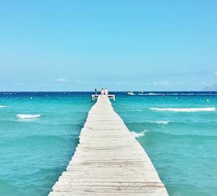 Steg ins Meer und zu den Booten