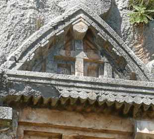 Verzierung an einem Felsengrab