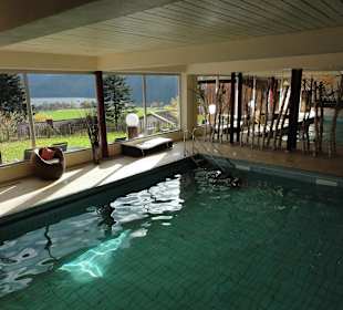 Panoramahallenbad mit schwebendem Relaxbalkon