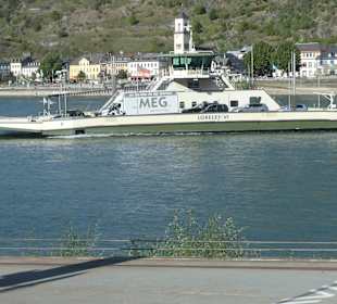 Blick zur Fähre und nach St. Goarshausen