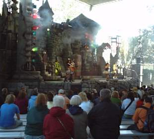 Beetlejuice's Graverd Revue