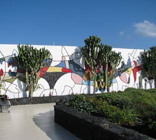Farbenprächtige Mosaikmauer im Innenhof 