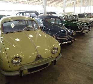 In der Haupthalle des Jesada Fahrzeug Museums