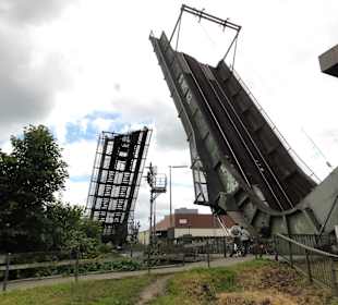 Öffnung der Rollklappbrücke