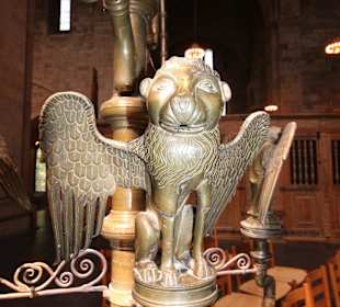 Figuren am siebenarmigen Leuchter