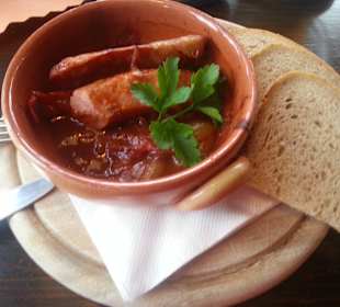 Wurst in Schwarzbiersoße