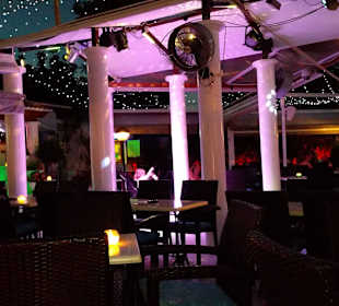 Innenhof mit Tanzfläche 