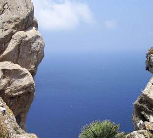 Der Blick ins Wasser vom Aussichtspunkt Es Colomer