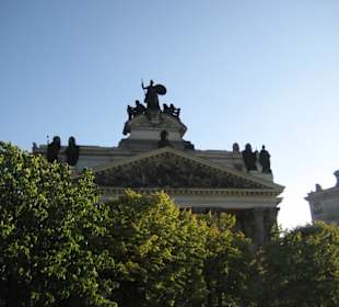 Ab Brühlsche T.: Dreiecksgiebel der Kunsthalle