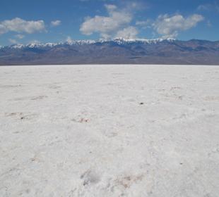 Salzwüste mit schneebedeckten Bergen im Hintergund