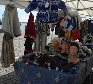 На рыночной площади можно купить вязаные изделия