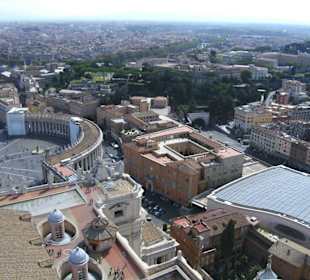 Blick vom Petersdom auf den Petersplatz