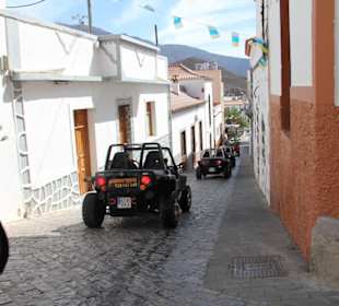 Fahrt durch eine schmale Gasse
