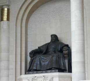 Dschingis Khan-Denkmal vor dem Government Palace