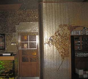 Gastraum mit Münzen an den Wänden