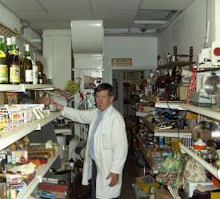 Der Chef der Sammlung zeigt sein Reich
