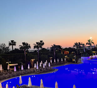 Pool am Abend  Commodore Elite Suites & Spa - Adults only