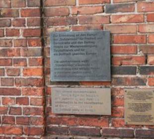 Beschreibung an einem Mauerfragment