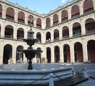 Внутренний двор национального дворца с фонтаном 