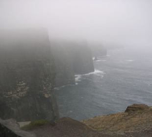 Cliffs of Moher im Nebel