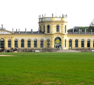 Blick über die Wiese auf die Orangerie