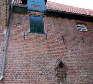 Die seitliche Hauswand