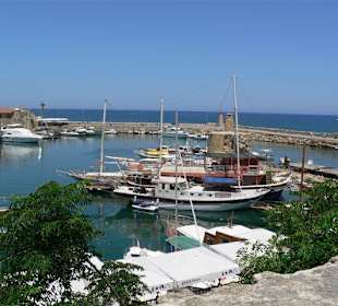 Kleine Boote mit Blick auf Hafenmauer