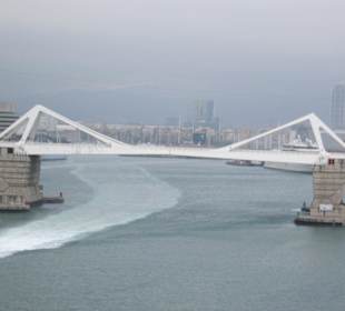 Neue Brücke im Hafen Barcelona