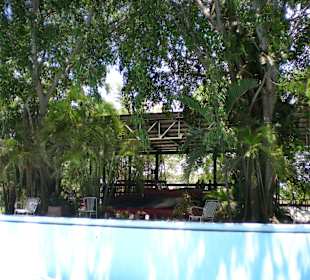 Blick aufs Bootshaus neben dem Pool