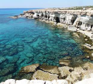 Steilküste (Größenvergleich: Sitzbank oben)