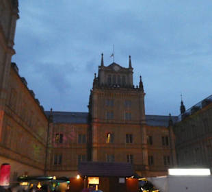Das Schloss Ehrenburg am Abend / in der Nacht