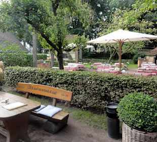 Sitzplätze im Gartenbereich des Spieker